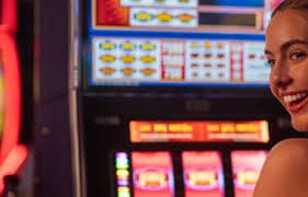 Layar smartphone menampilkan lobby Live Casino sip77 dengan pilihan meja Baccarat dan Roulette